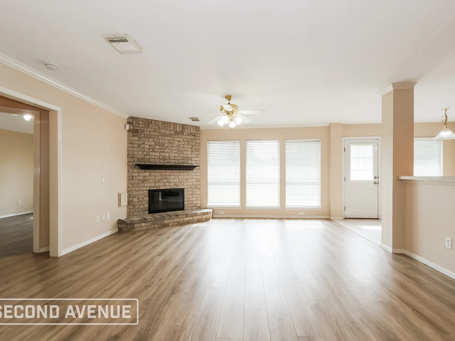 5 bed, 2.5 bath, 2432 sqft, $3,159 — Photo 3