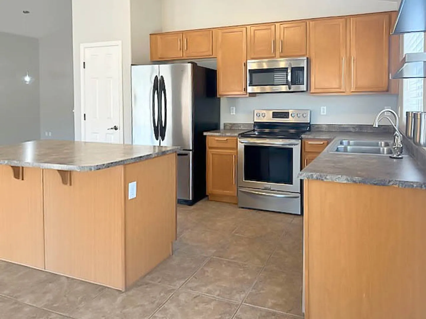 Solar makes this 4bedroom Goodyear home a bargain! — Photo 3