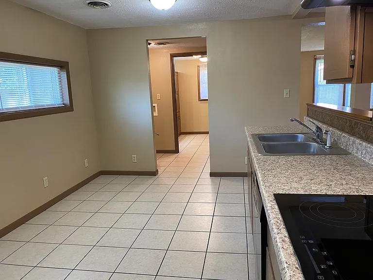 208 E Maiden Ln — Photo 14