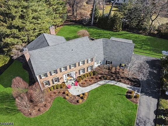 2nd image of 9 Buttonwood Ln