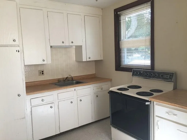 1055 Central St #1 — Photo 2