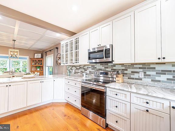 4th image of 32104 Dogwood Ln