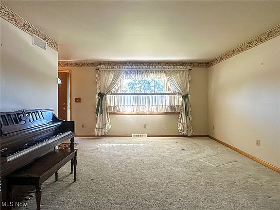 5th image of 834 Bowman St