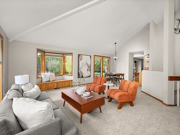 4th image of 704 E High Dr