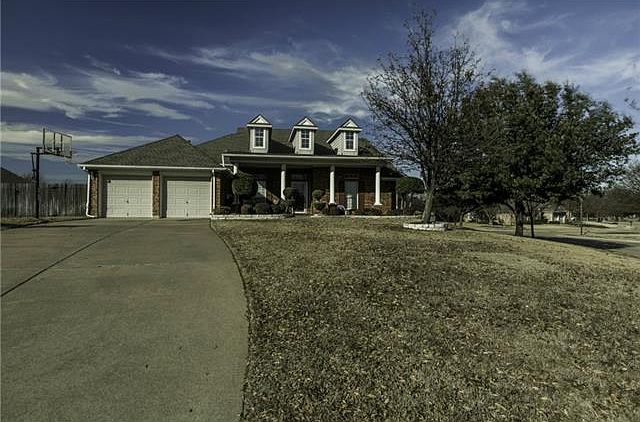 1st image of 2958 Clubhouse Cir