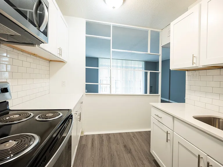 Creswood Apartments- Come home to Convenience! — Photo 16