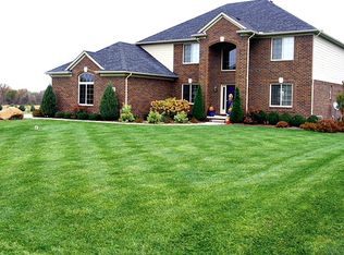 5585 Lakeview Dr, Almont, MI 48003