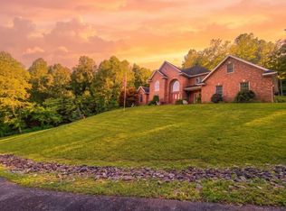 136 Lock Ln, Alum Creek, WV 25003