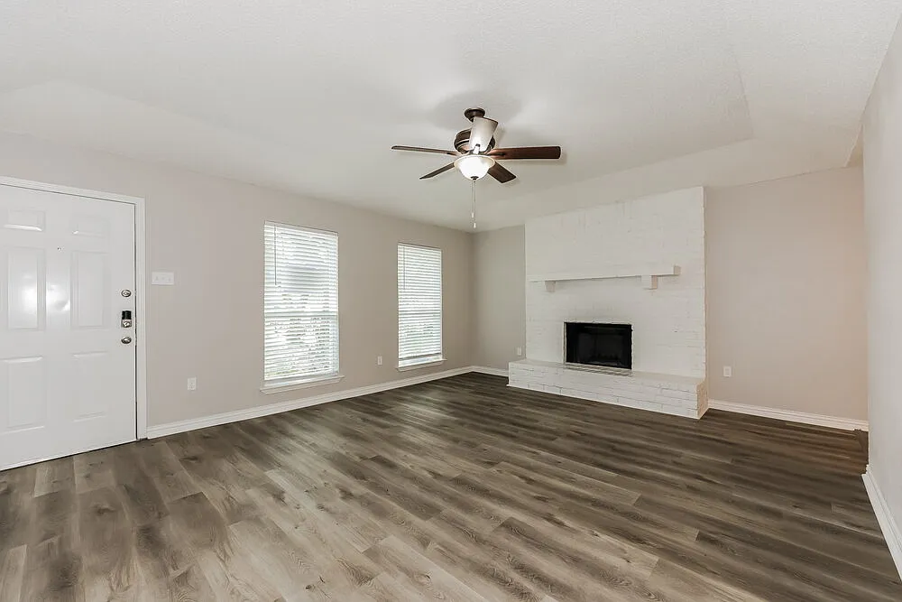 3 bed, 2.0 bath, 1643 sqft, $2,120 — Photo 4