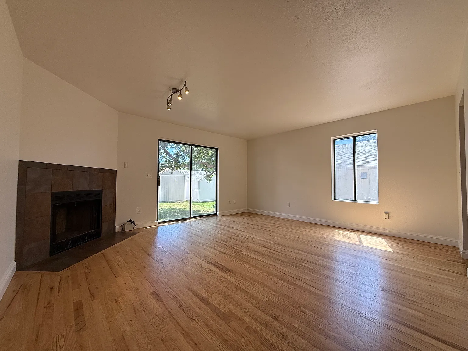 3 bed, 1708 sqft, $2,990 — Photo 3