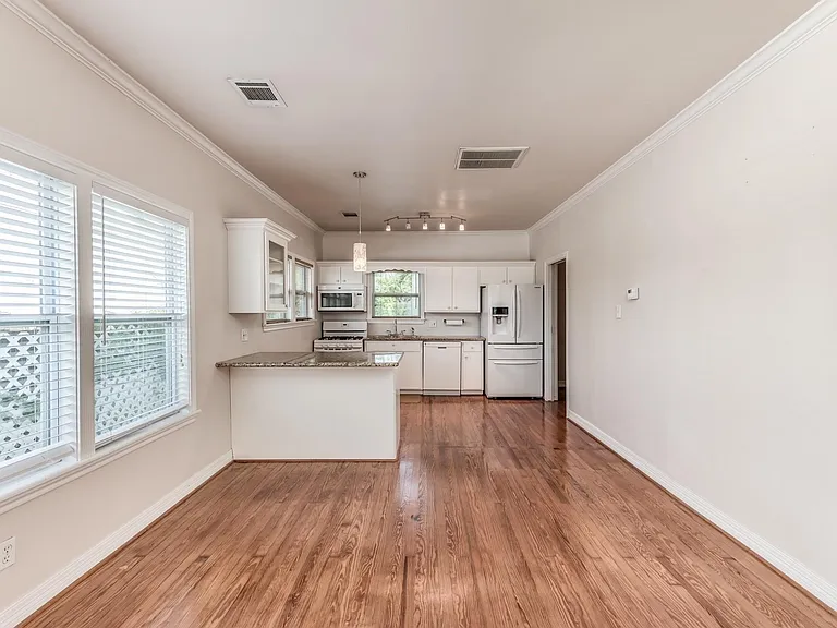 113 W 5th St — Photo 16