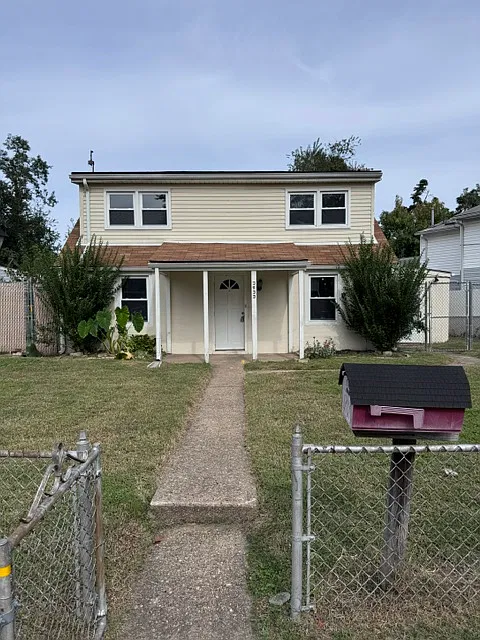4 bed, 782 sqft, $2,400 — Photo 1
