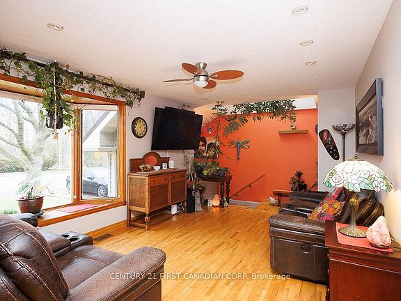 5th image of 297 Alma St