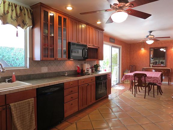 Large Kitchen plenty of Storage