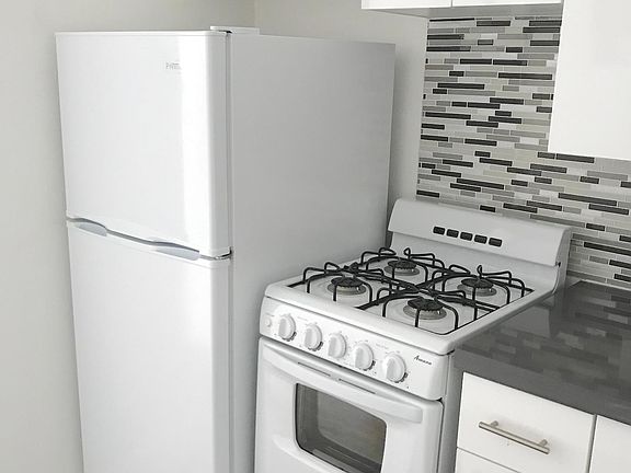 5th image of 770 NE 123rd St APT 17