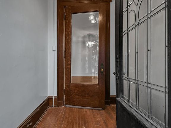 3rd image of 551 Park Ave W