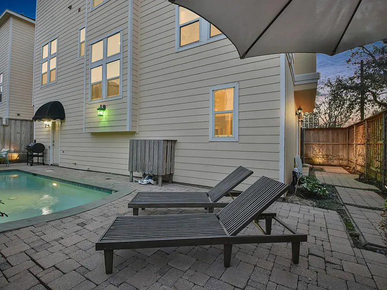 1202 W 25th St — Photo 44