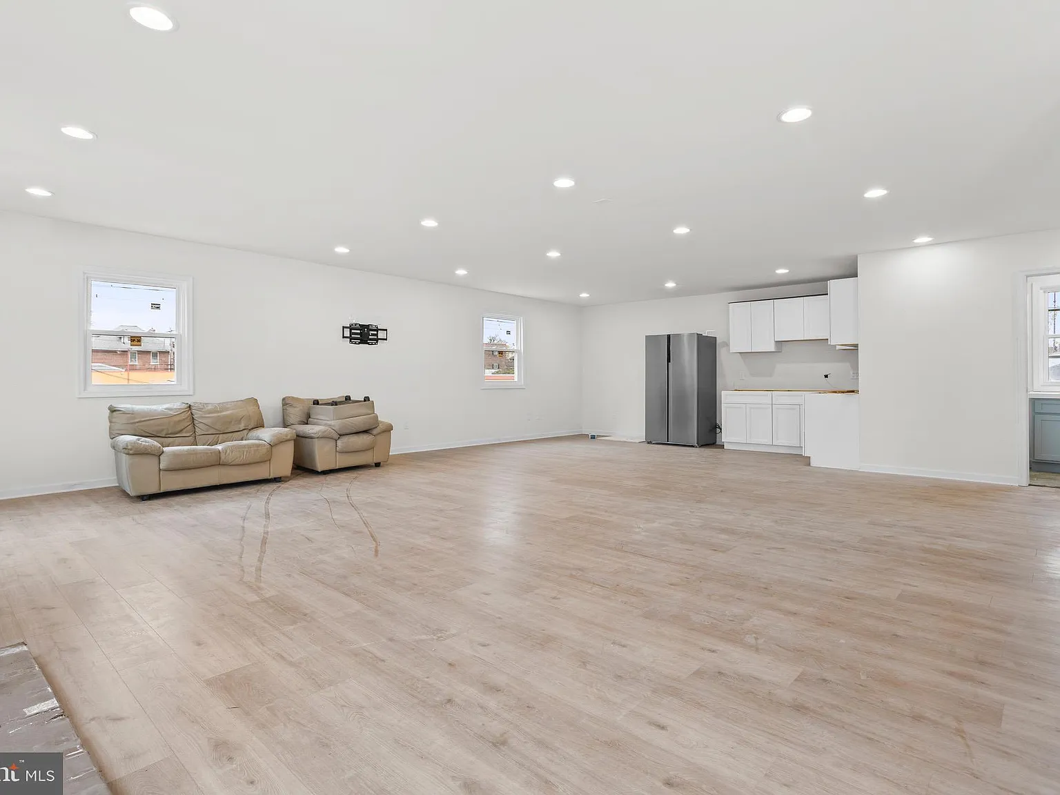 Studio, 1215 sqft, $1,600 — Photo 2