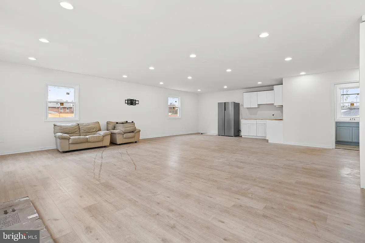 Building Photo - 819 11th Ave #E