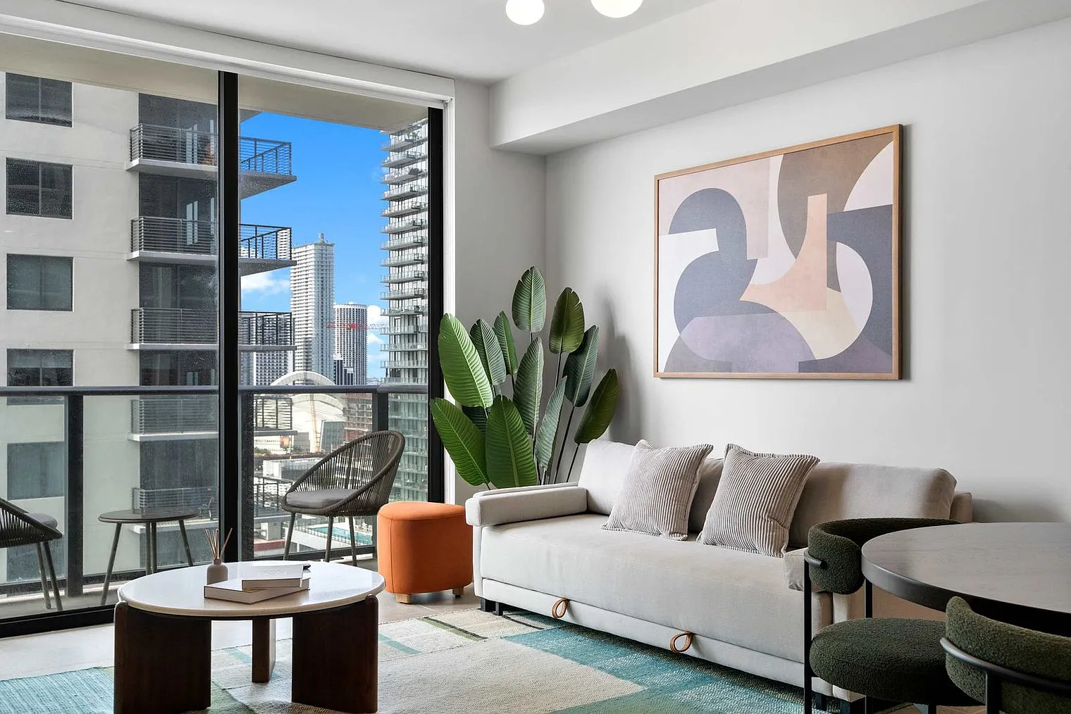 1 bed, 1.0 bath, 645 sqft, $2,241 — Photo 2