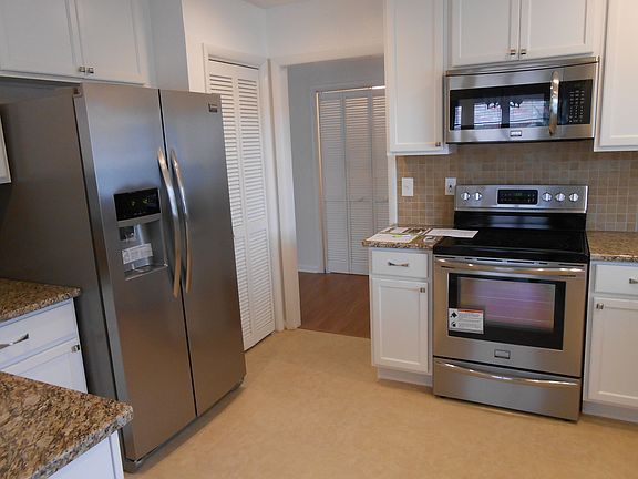 3rd image of 433 Gleneagles Ct