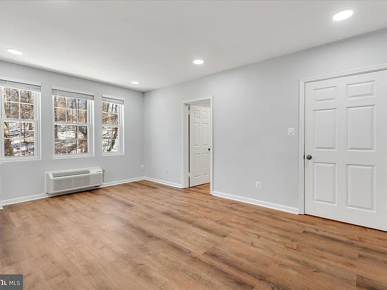 1909 N Rhodes St #25 — Photo 19