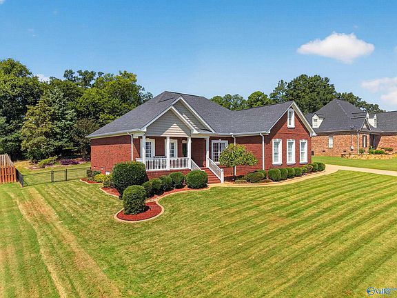 3rd image of 142 Barrington Cir