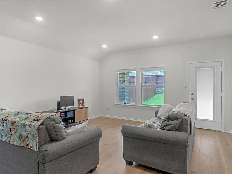 2907 Hadley Dr — Photo 5