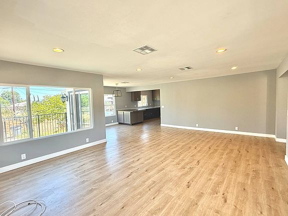 3rd image of 825 W 10th St