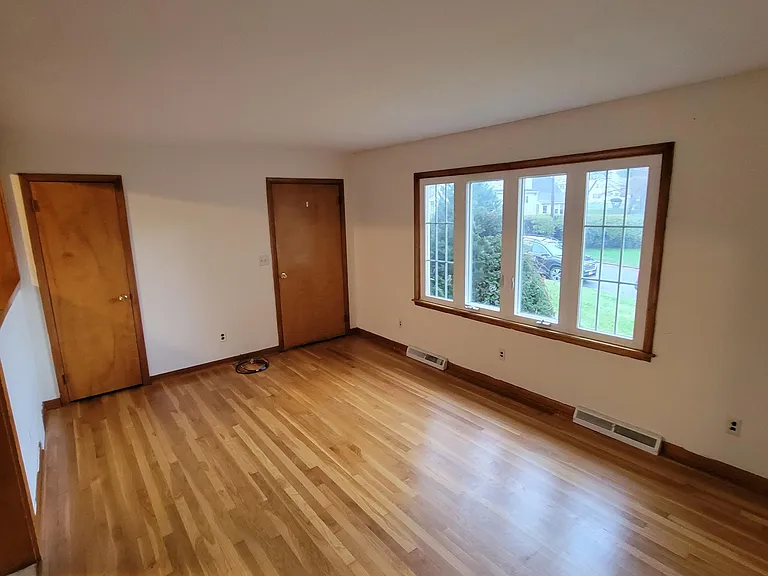 43 Young Ave #LEFT — Photo 10