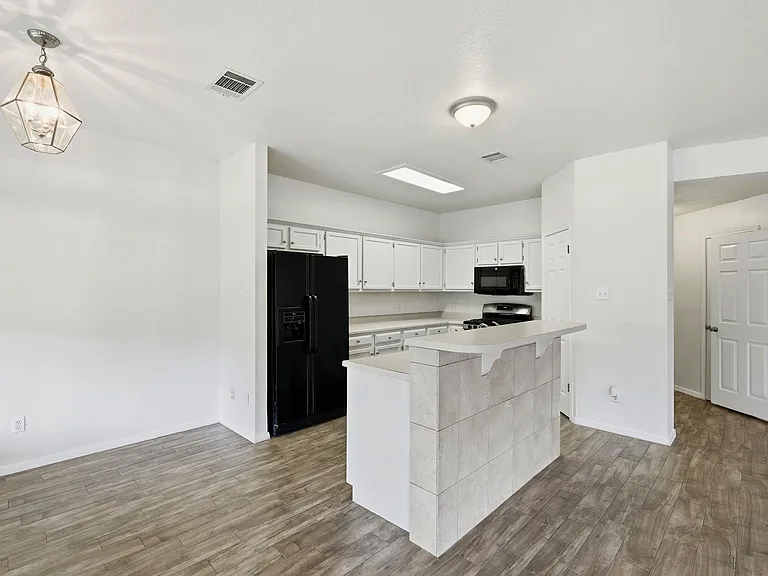 1005 Rolling Ridge Dr — Photo 5
