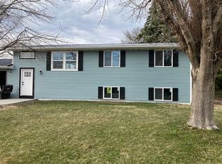 905 W 18th St, Vinton, IA 52349