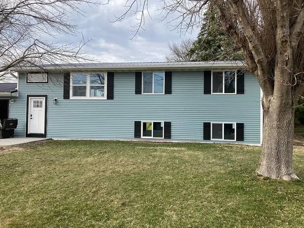 905 W 18th St, Vinton, IA 52349
