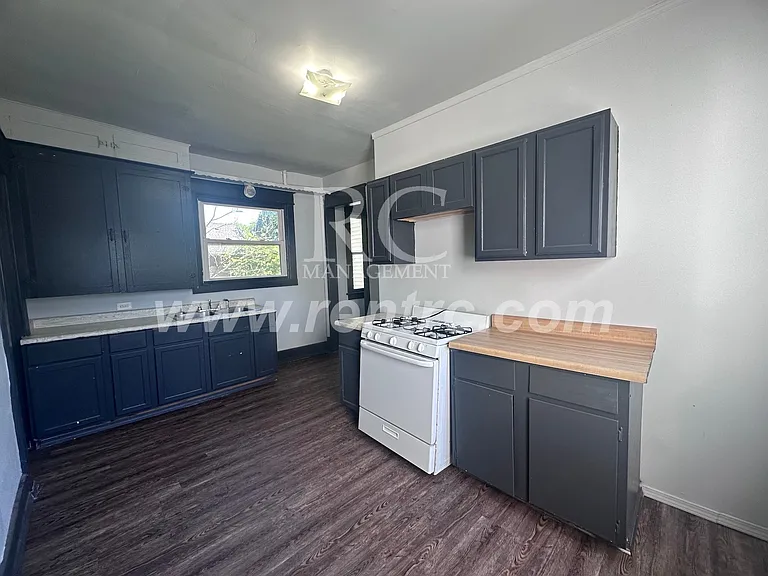 1434 N Walnut St — Photo 3