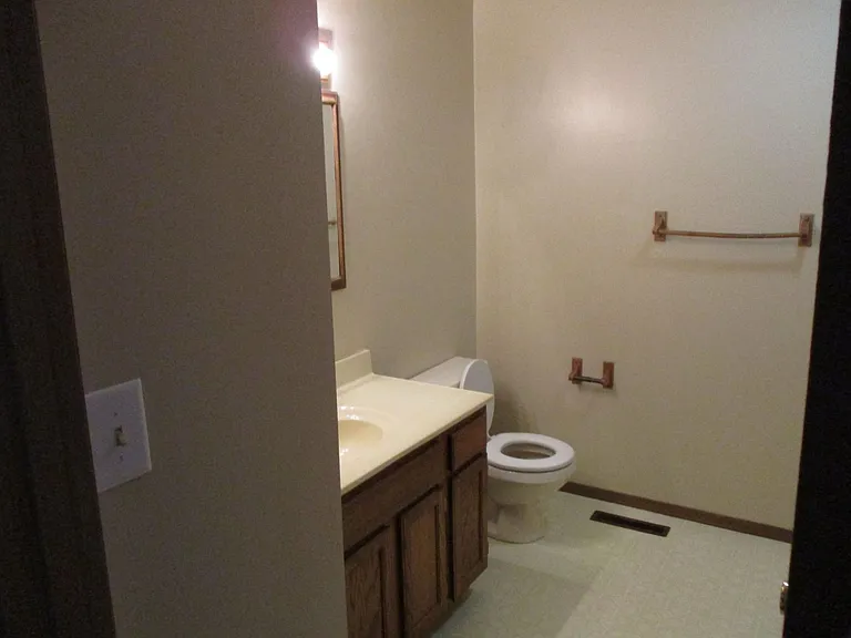700 Golfcrest Rd N — Photo 8