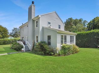 3 Newtown Ct, Hampton Bays, NY 11946