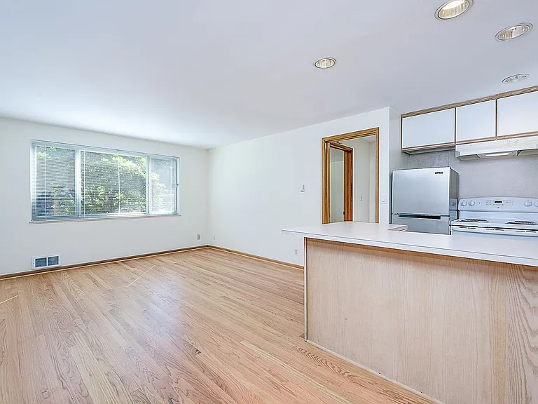2707 Franklin Ave E — Photo 18