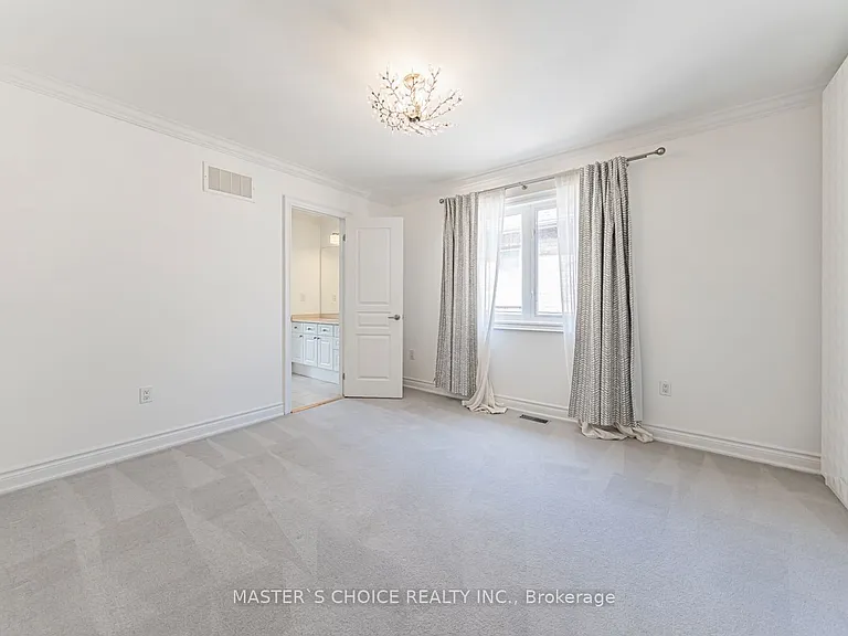 2357 Rideau Dr — Photo 25