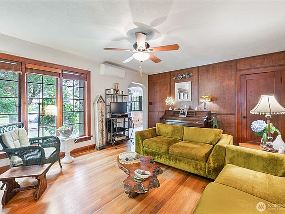 2nd image of 2733 Fir Street