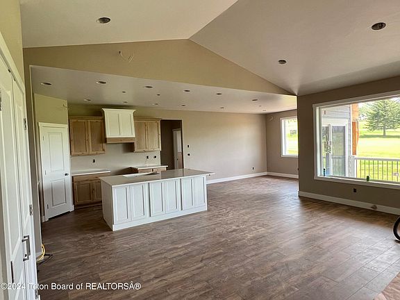 4th image of 131 E Papworth Ln