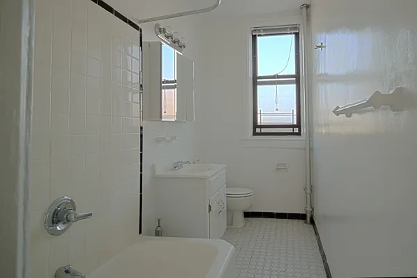 Rented by ROOM Real Estate | media 6