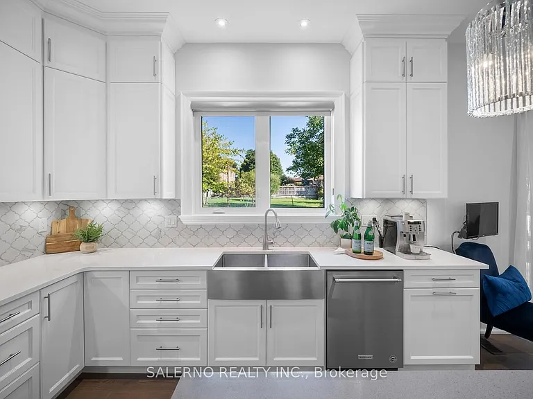 11 Compton Cres — Photo 14