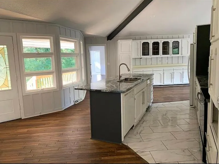 1111 W Lakeshore Dr — Photo 3