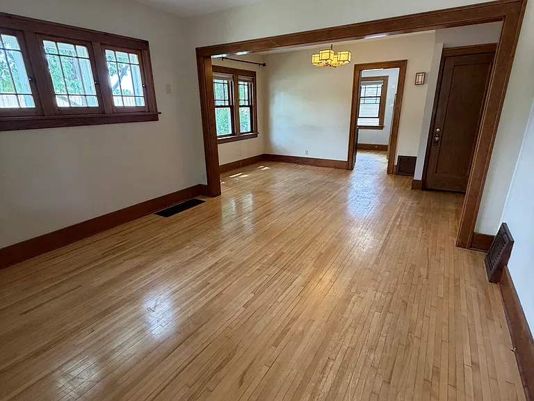 516 Washington St S — Photo 7