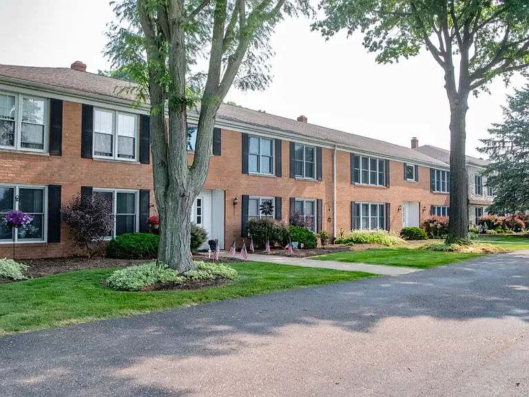 Bobolink Manor Apartments — Photo 3