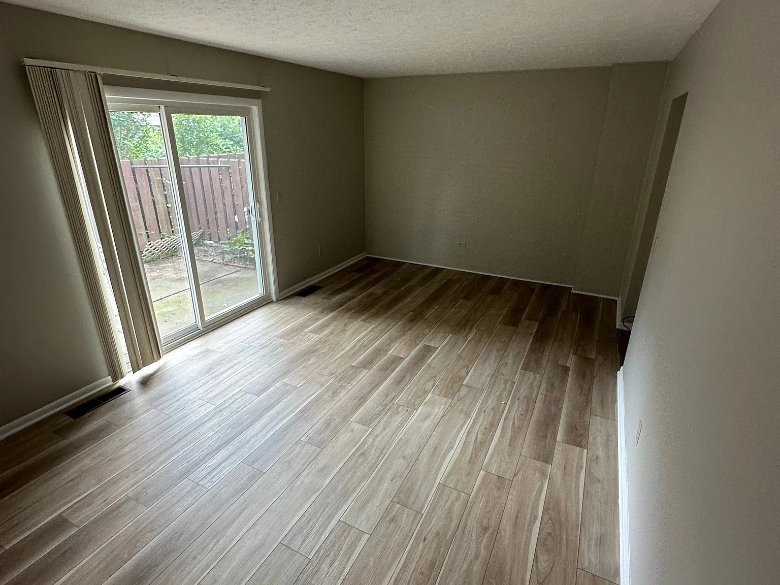 3 bed, 1.5 bath, 1160 sqft, $1,600 — Photo 4