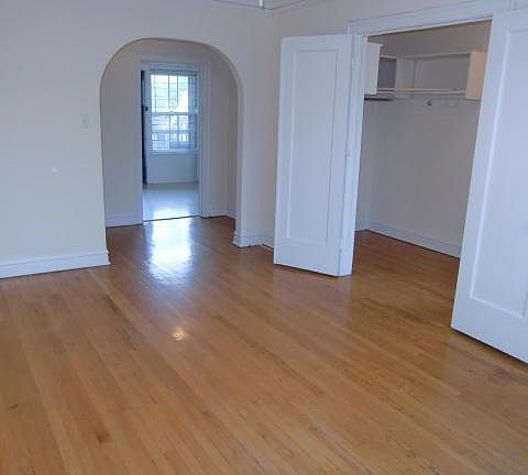 2nd image of 7309 N Greenview Ave