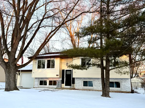 527 Northgate Rd, Lindenhurst, IL 60046