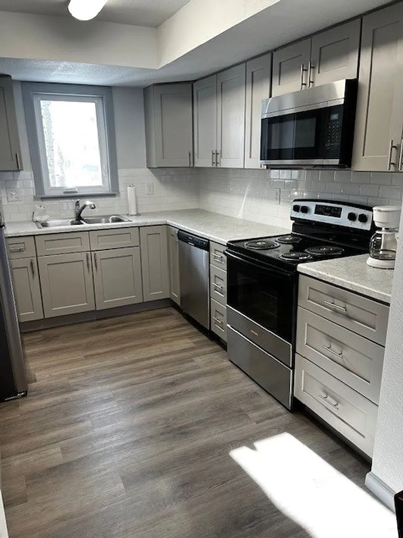 Winter Seasonal Rental- Lakeside Townhouses #3 — Photo 4