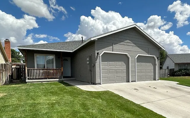 1122 SE Freedom Cir